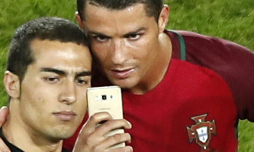 Stormet banen og tok selfie med Ronaldo, men slipper straff
