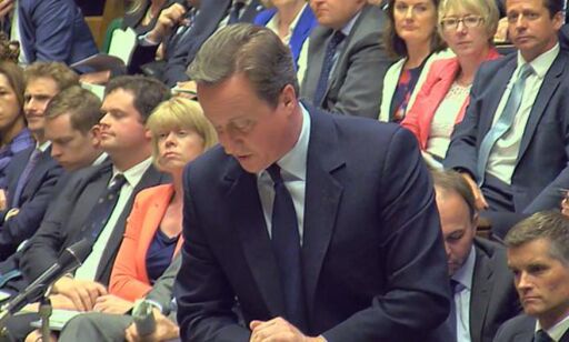 Her angriper Cameron rasistene