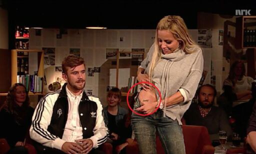 Her viser Linni Meister fram sin hemmelige tatovering