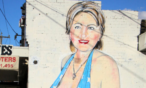 Gatekunstner truet med bot etter motiv av halvnaken Hillary - da bestemte han seg for å dekke henne til