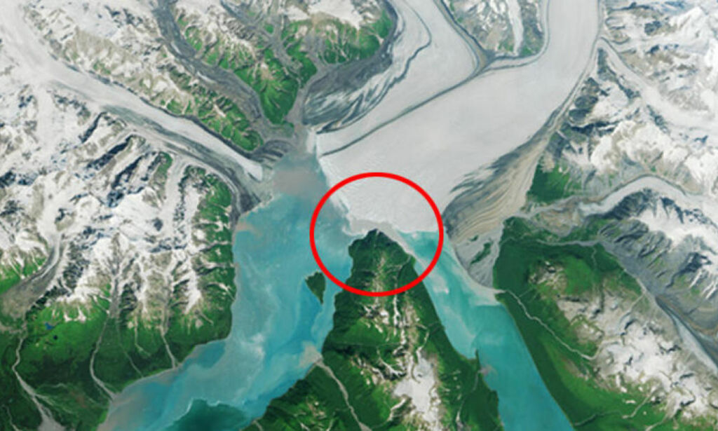 Bildet viser at den voksende isbreen snart stenger hele fjorden. Det kan få katastrofale følger