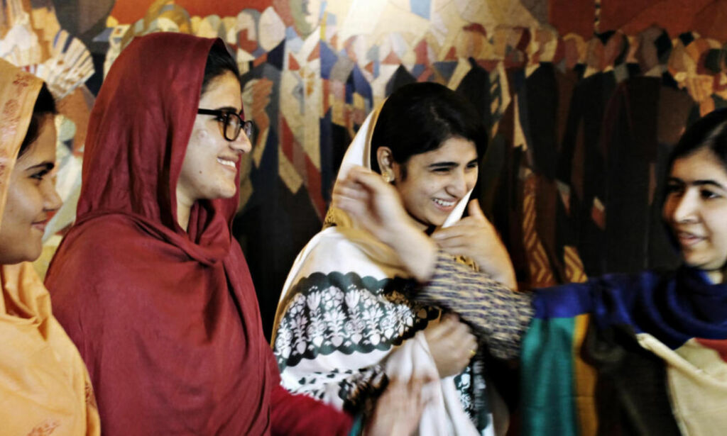 Jentene som ble glemt: Da Taliban kom inn på skolebussen i 2012, traff kulene også Kainat (17) og Shazia (16)