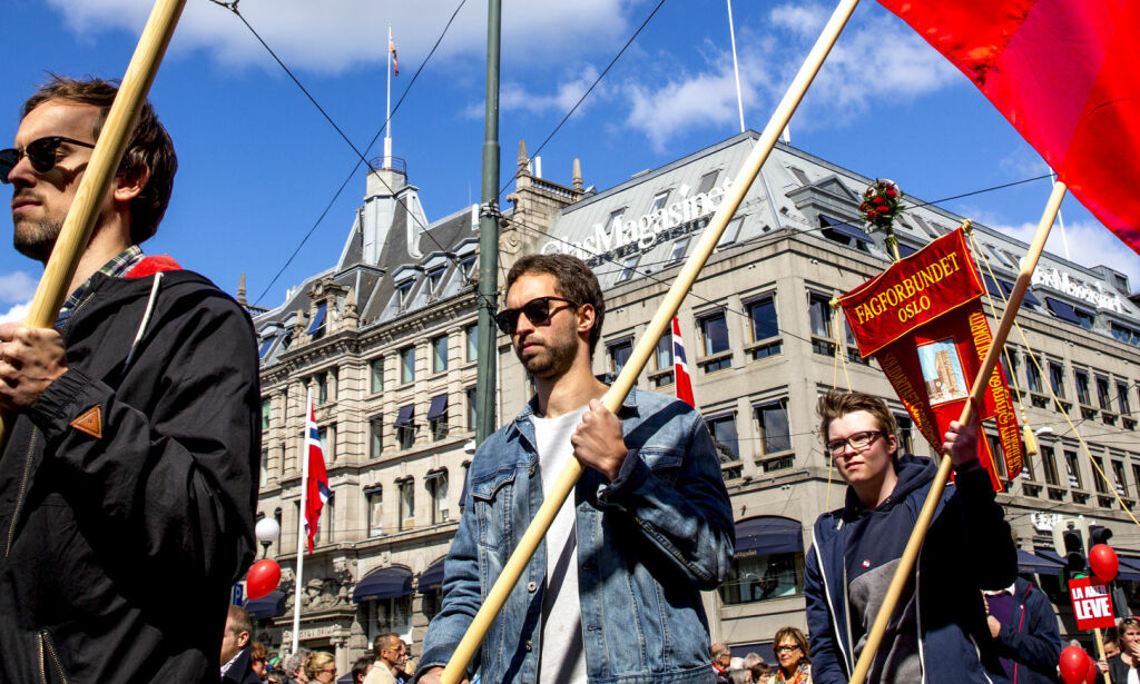 Heis fanen for internasjonalt samarbeid i 1. mai-toget