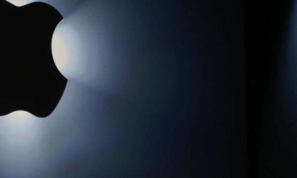 - Arbeiderne som lager Apples nye «billig-Iphone» må betale for å få jobbe
