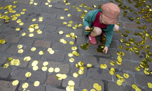 epa05347531 A child collects golden confettis from the ground at the get-together of the promoters of the initiative for an unconditional basic income in Basel, Switzerland, 05 June 2016. The initiative was clearly rejected by 76.9 percent of the Swiss voters. Swiss people went to the polls to vote on five topics: an unconditional basic income for all, a plan to speed up asylum procedures, public service reforms, a law on prenatal genetic screening, and a proposal to boost road finance. EPA/ALEXANDRA WEY