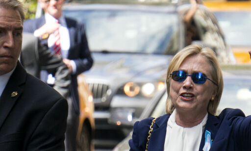 Hillary snubler inn i bilen på vei fra 11. september-markering: - En presidentkandidat må tåle 27 grader