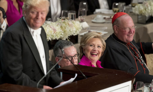 Her ler Hillary Clinton rått av vitsene til Donald: - I går kalte jeg henne «nasty»