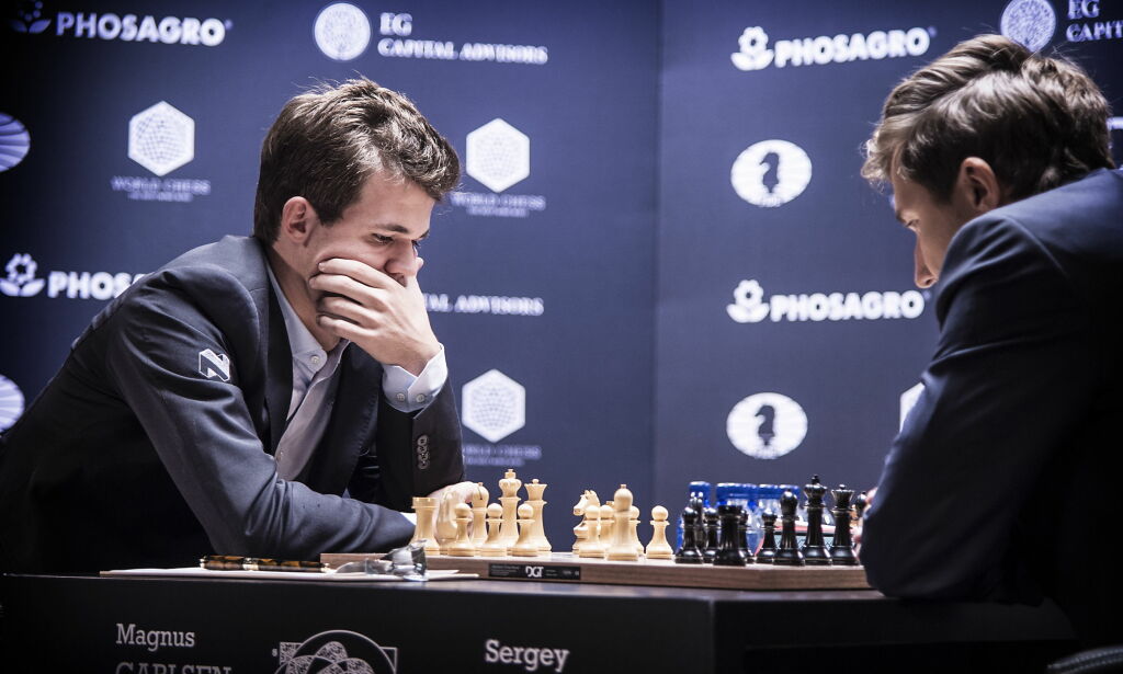 20161111 NEW YORK Magnus Carlsen møter Sergey Karjakin i første parti i VM i sjakk. Det første trekket ble tatt av Woody Harlesson. Foto: Hans Arne Vedlog / Dagbøladet
