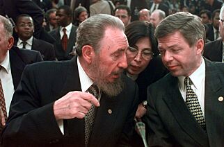Slik endte Bondevik opp med å få en kasse sigarer av Fidel Castro