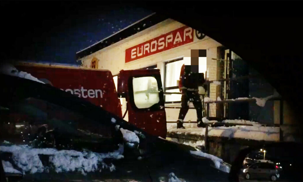 Posten-ansatt slenger pakkene rett inn i bilen: - Provoserende