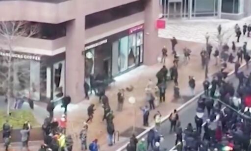 Her knuser demonstranter vinduer på kafé og bank