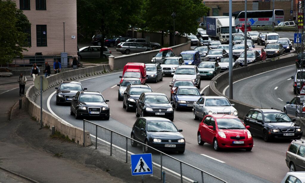 Oslo, Sentrum. Kø på E18 forbi Bjørvika. Rushtid. Biler. Biltrafikk. Køer. Bilkø. Bilkøer.
BILDET: Veistubben på bildet var utkjørselen fra Festningstunnelen ved Havnelageret (så vidt synlig t.v. på bildet). Denne biten av E18 ble stengt våren 2010, som et ledd i forlengelsen av Festningstunnelen over Bjørvika i Operatunnelen.
FOTO: TROND J. STRØM