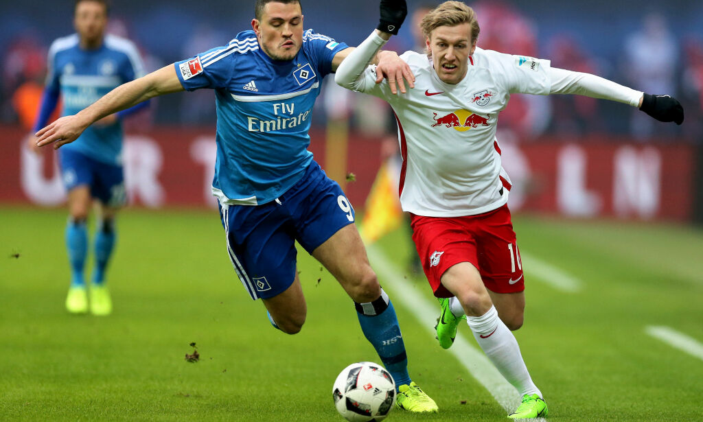 Hamburg's Kyriakos Papadopoulos and Leipzig's Emil Forsberg in action during the Bundesliga soccer match between RB Leipzig and Hamburger SV at the Red Bull Arena in Leipzig, Germany, 11 February 2017.
(EMBARGO CONDITIONS - ATTENTION: Due to the accreditation guidlines, the DFL only permits the publication and utilisation of up to 15 pictures per match on the internet and in online media during the match.) Photo: Jan Woitas/dpa-Zentralbild/dpa