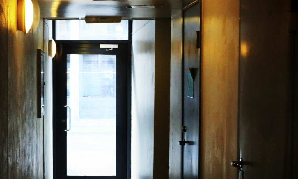 Politiet slo til mot 17-åringen og storebrorens leilighet: - Det var 15-20 politifolk
