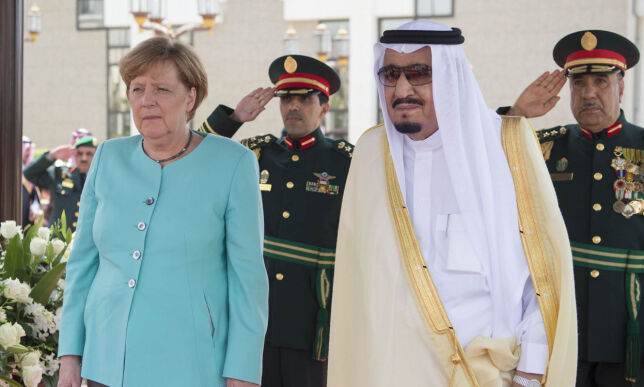 Her gjør Merkel det kvinner i Saudi-Arabia ikke får lov til
