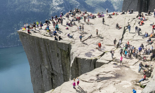 Turistene skal til Preikestolen, men havner gjerne hjemme hos Helge