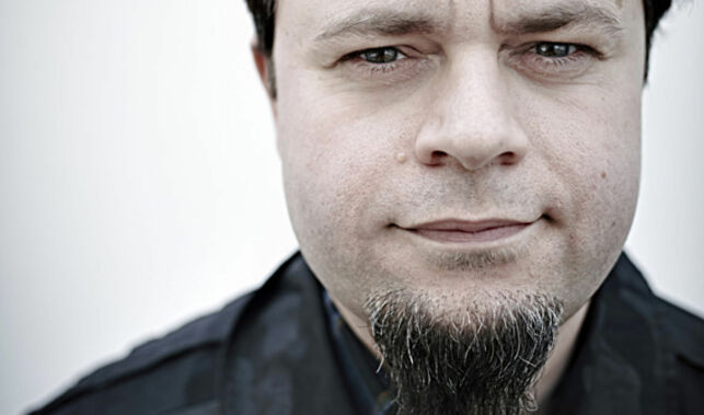 Komiker Dag Sørås er nådeløst kritisk mot andre. Sitt eget selvhat prøver han å jekke ned