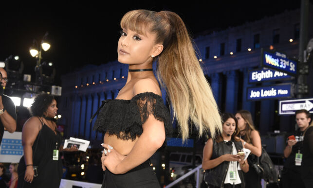 Justin Bieber og Miley Cyrus er blant de store stjernene som blir med Ariana Grande tilbake til Manchester
