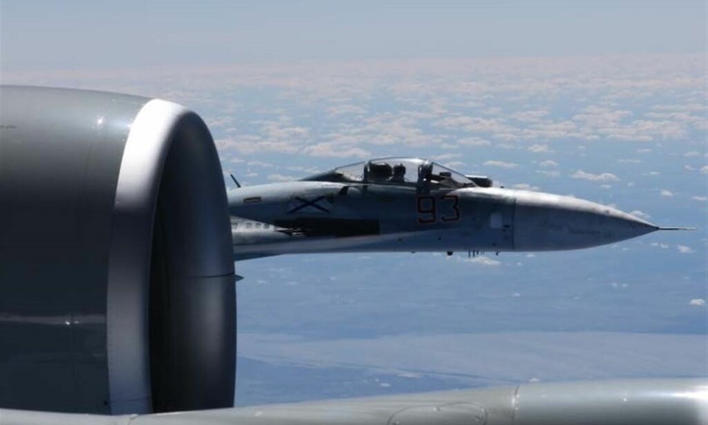 Dramatiske nye bilder: Så nær det amerikanske flyet at den russiske piloten er synlig i cockpit
