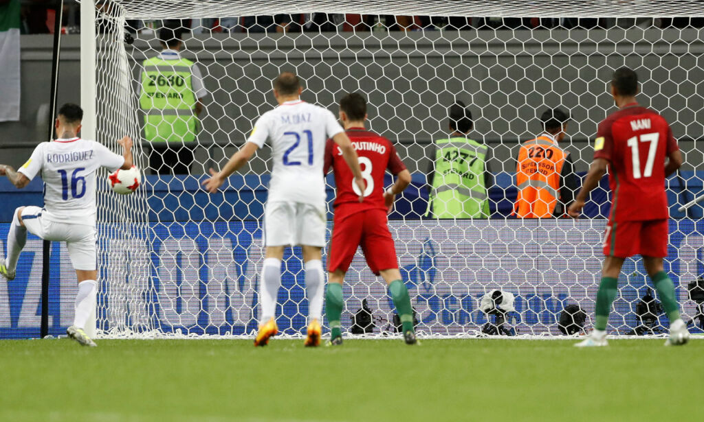 Til tross for vanvittig dobbeltbom er Chile finaleklare: - Det er det sykeste