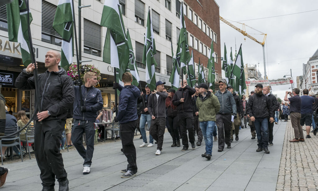 Skal møte nynazistene med allsang, såpebobler og klovneneser
