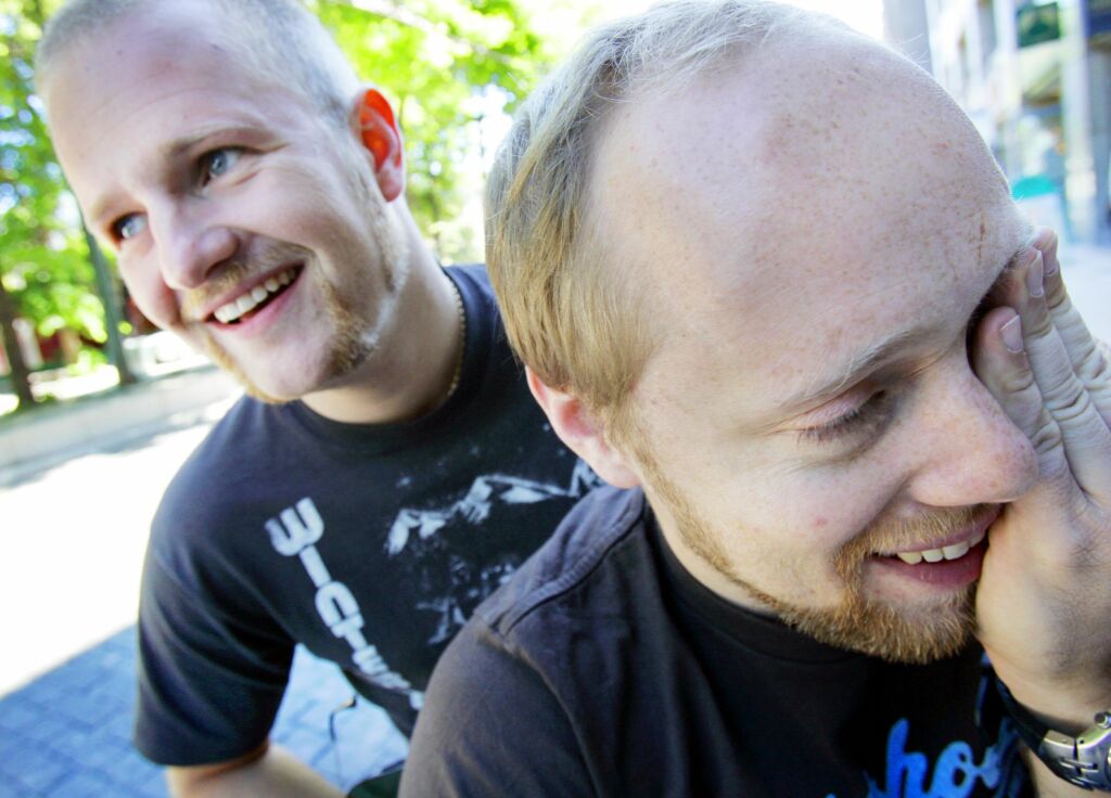 OSLO 20050629: Aksel Hennie (fremst) og Esben Selvig under et pressemøte onsdag i forbindelse med animasjonsfilmen"Terkel i knipe". I den norske versjonen er det Hennie som har alle stemmene, mens manus er oversatt og bearbeidet av Selvig. Premiere er 8. juli. Foto: Lise Åserud / SCANPIX .