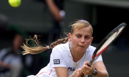 WIM39D:SPORT-TENNIS:LONDON,26JUN99 - Australia's Jelena Dokic plays a return to Luxembourg's Anne Kremer during their third round match at the Wimbledon Tennis Championships June 26. Dokic won the match 6-7 6-3 6-4. jb/Photo by Ian waldie REUTERS