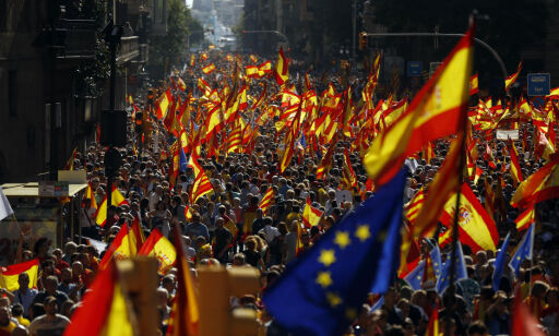 Hundretusener demonstrerer mot Catalonias uavhengighet: - Vi forsvarer oss
