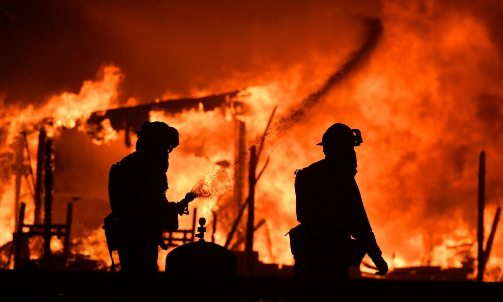 Flykter fra flammehavet