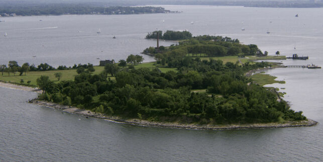 Den idylliske øya ved New York skjuler verdens største massegrav. Her ligger også en kvinne fra Bergen