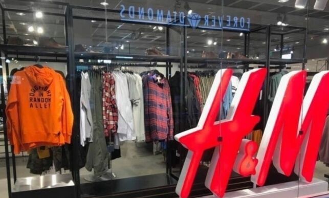 Raste mot H&Ms nye genser. Nå fjernes den fra butikkene