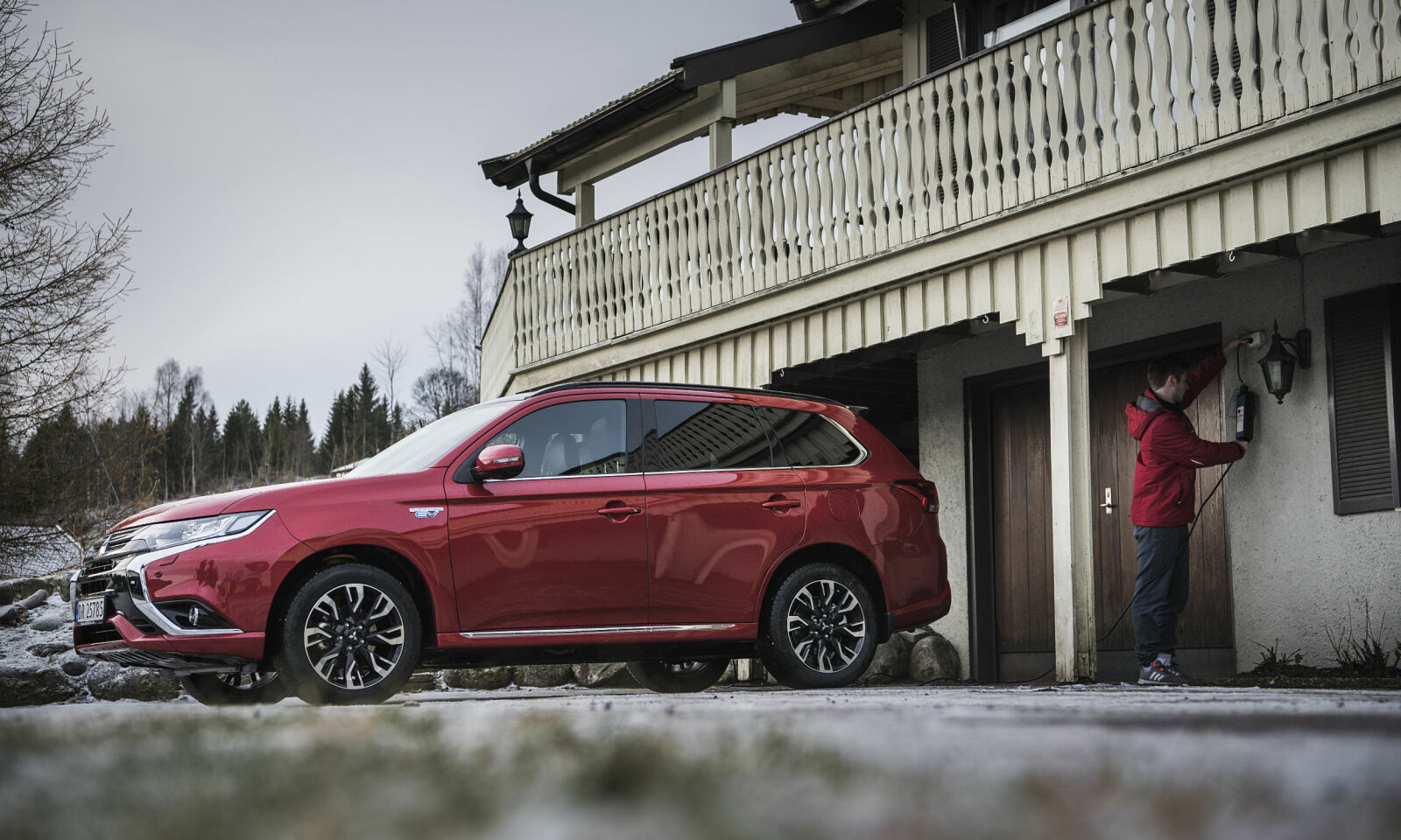 KJAPP LADING: Som ladehybrid kan Mitsubishi Outlander PHEV enkelt lades hjemme med stikkontakt. I løpet av fem timer har du et fulladet batteri som gir deg inntil 54 kilometer rekkevidde. KJAPP LADING: Som ladehybrid kan Mitsubishi Outlander PHEV enkelt lades hjemme med stikkontakt. I løpet av fem timer har du et fulladet batteri som gir deg inntil 54 kilometer rekkevidde.