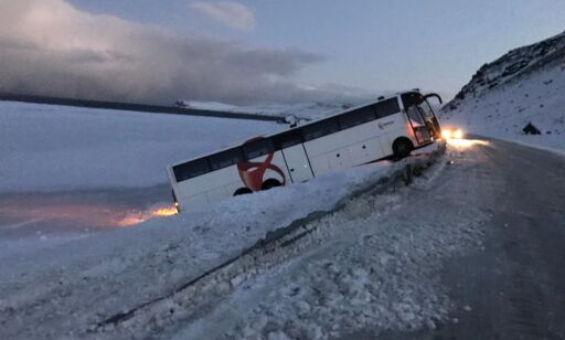 Bussen kjørte av veien - så krasjet ny bil