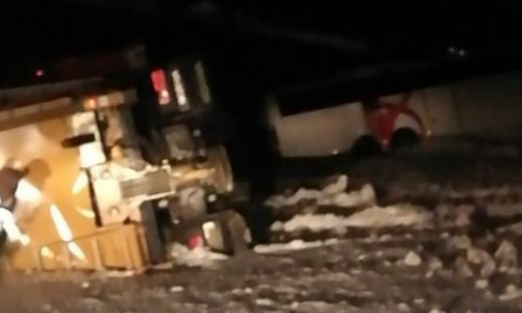Da bussen blåste av veien, ble strøbilen sendt ut. Det gikk ikke helt etter planen ...