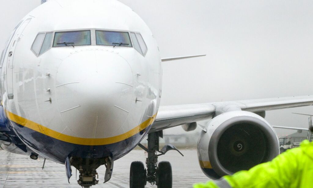 Passasjer ble så utålmodig da han ikke fikk forlate flyet at han tok nødutgangen over vingen