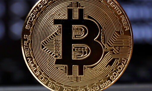 Bitcoin-verdien halvert på få uker