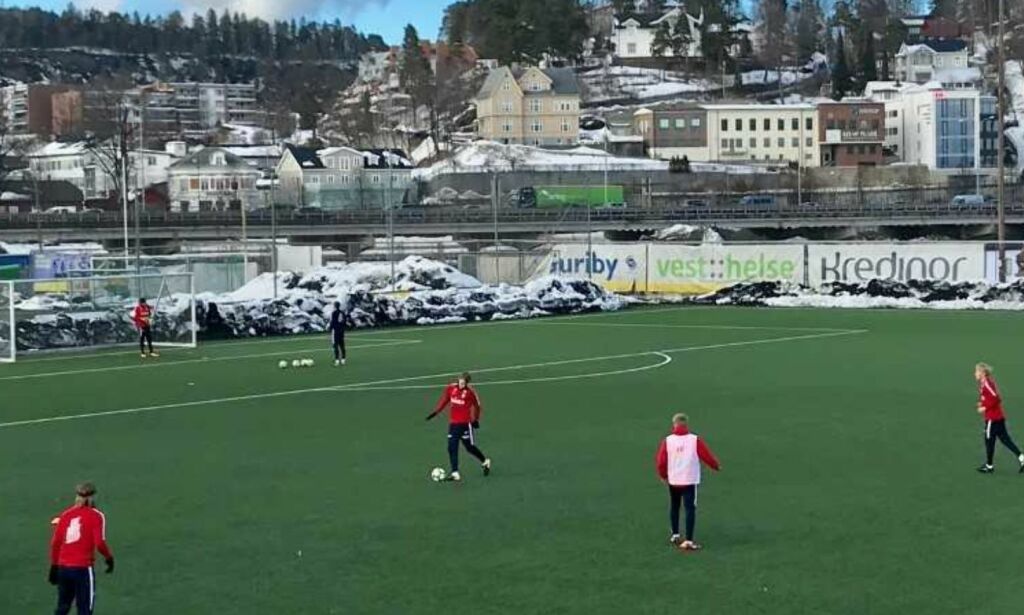 Lagerbäck med bisarr trening