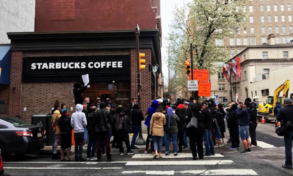 Raser mot Starbucks etter mobilvideo. - Vondt å se på