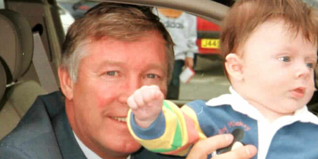 Manchester Uniteds mektige manager Alex Ferguson viser stolt fram en av klubbens yngste supportere utenfor The Cliffs. Den 11 uker gamle gutten skal hete Beckham, oppkalt etter United-stjernen David Beckham. (NTB-foto: Espen Hartvig)Fotball / baby / supportere
