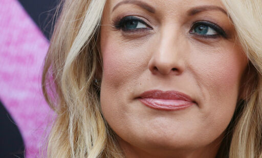 Stormy Daniels skilles for tredje gang