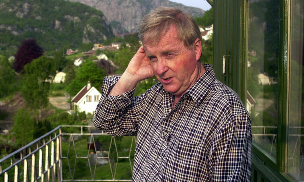 HJELMELAND, 20000515: Bevæpnet mann skapte gisseldrama i barnehage. Utpå kvelden var fremdeles fem barn og to voksne gisler i Hjelmeland barnehage. Høyesterettsadvokat Tor Erling Staff kom for å forhandle med mannen.
Foto: Heiko Junge / SCANPIX