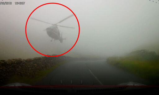 Bilisten er få meter fra å krasje med et helikopter
