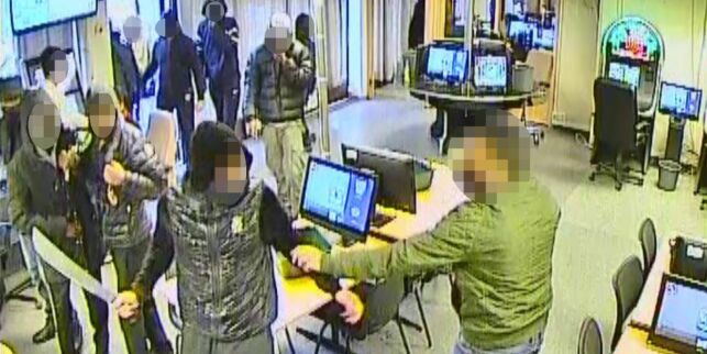 Hakket løs på mann med machete på bingo