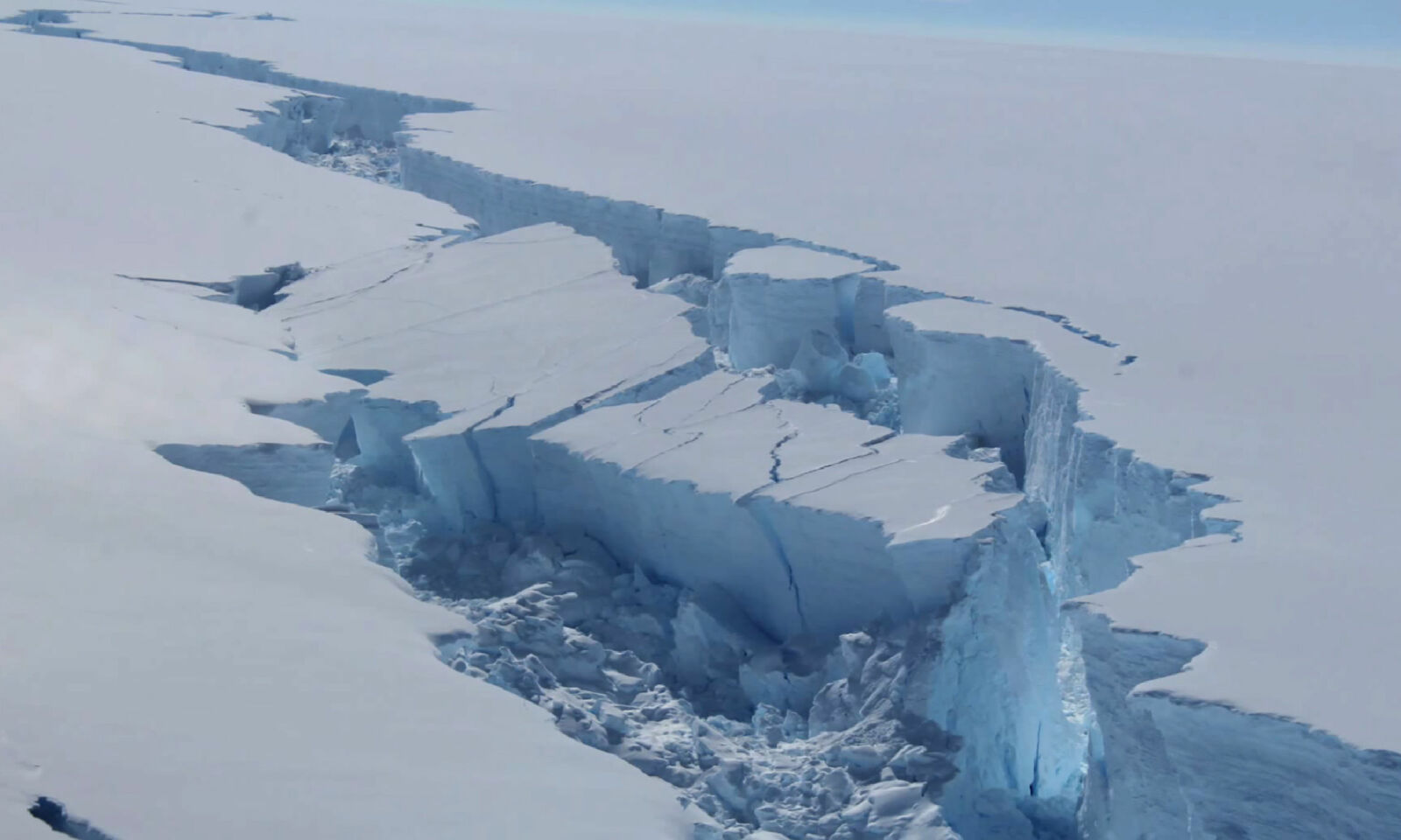 FROSSEN KLIMATRUSSEL: Økt havnivå, blant annet som følge av issmelting i Antarktisk, er en av de virkelig store bekymringene ved global oppvarming. Bildet fra juli 2017 viser en sprekk i isbremmen Larsen C. På den tiden bildet ble tatt, brakk en del av isbremmen av og ble til et isfjell som er større en Oslo og Akershus til sammen. Foto: British Antarctic Survey / AFP Photo / NTB Scanpix FROSSEN KLIMATRUSSEL: Økt havnivå, blant annet som følge av issmelting i Antarktisk, er en av de virkelig store bekymringene ved global oppvarming. Bildet fra juli 2017 viser en sprekk i isbremmen Larsen C. På den tiden bildet ble tatt, brakk en del av isbremmen av og ble til et isfjell som er større en Oslo og Akershus til sammen. Foto: British Antarctic Survey / AFP Photo / NTB Scanpix