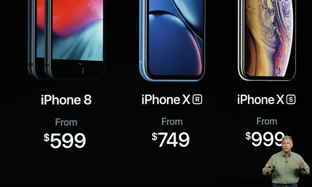 I fjor sto folk i kø for å kjøpe. Nå stuper aksjekursen: - Apple kan takke seg selv