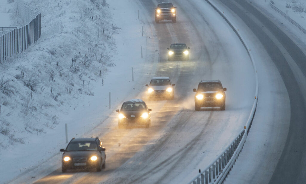 Glatte veier, stengte fjelloverganger og uvær over hele landet