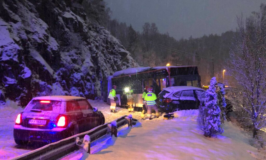 Snøkaos: Buss og personbil krasjet