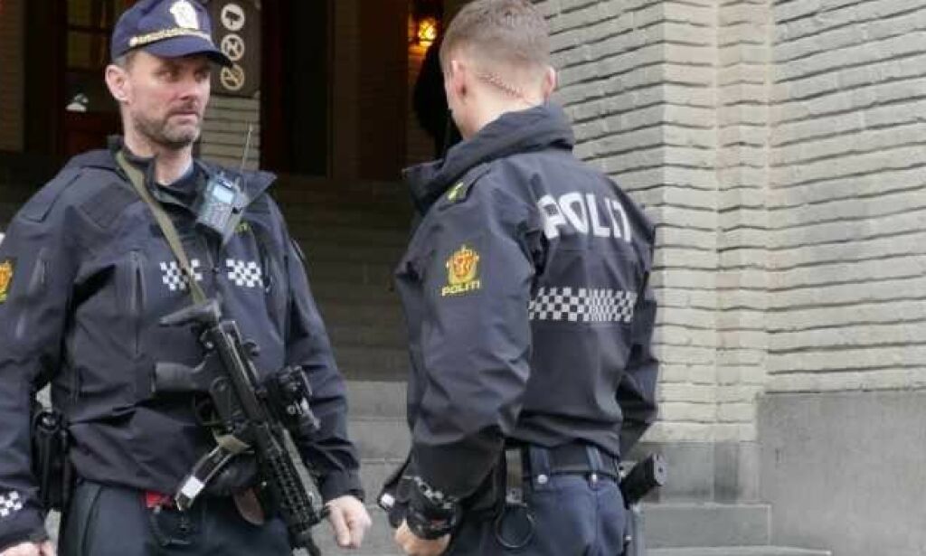 Ni personer løslatt etter drap - politiet bevæpner seg i retten
