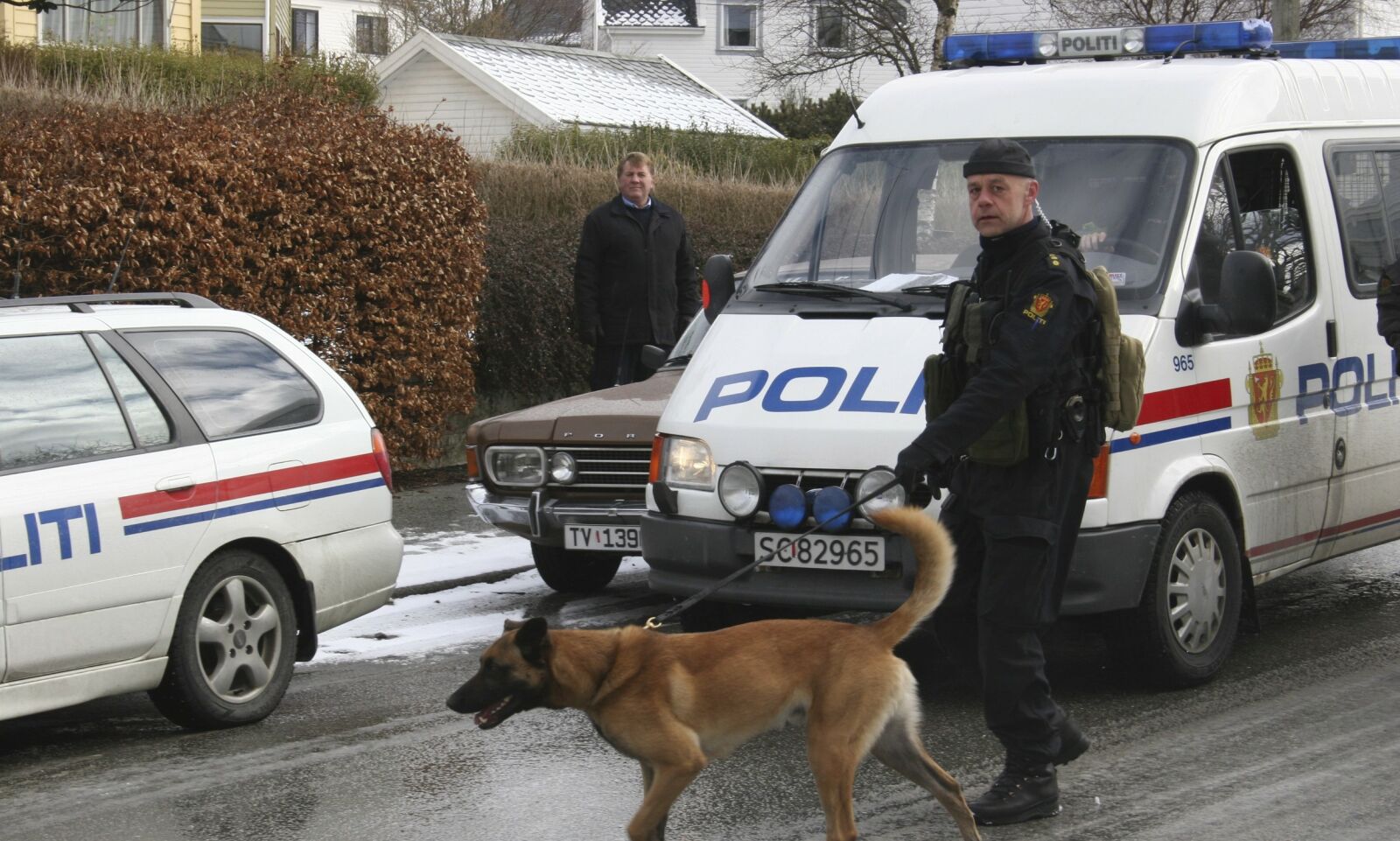 SPORHUND: Stian Elle og hans faste makker «Lupus» ble et kjent syn på Karmøy. Her er de på vei på oppdrag i 2006. Foto: Privat. SPORHUND: Stian Elle og hans faste makker «Lupus» ble et kjent syn på Karmøy. Her er de på vei på oppdrag i 2006. Foto: Privat.