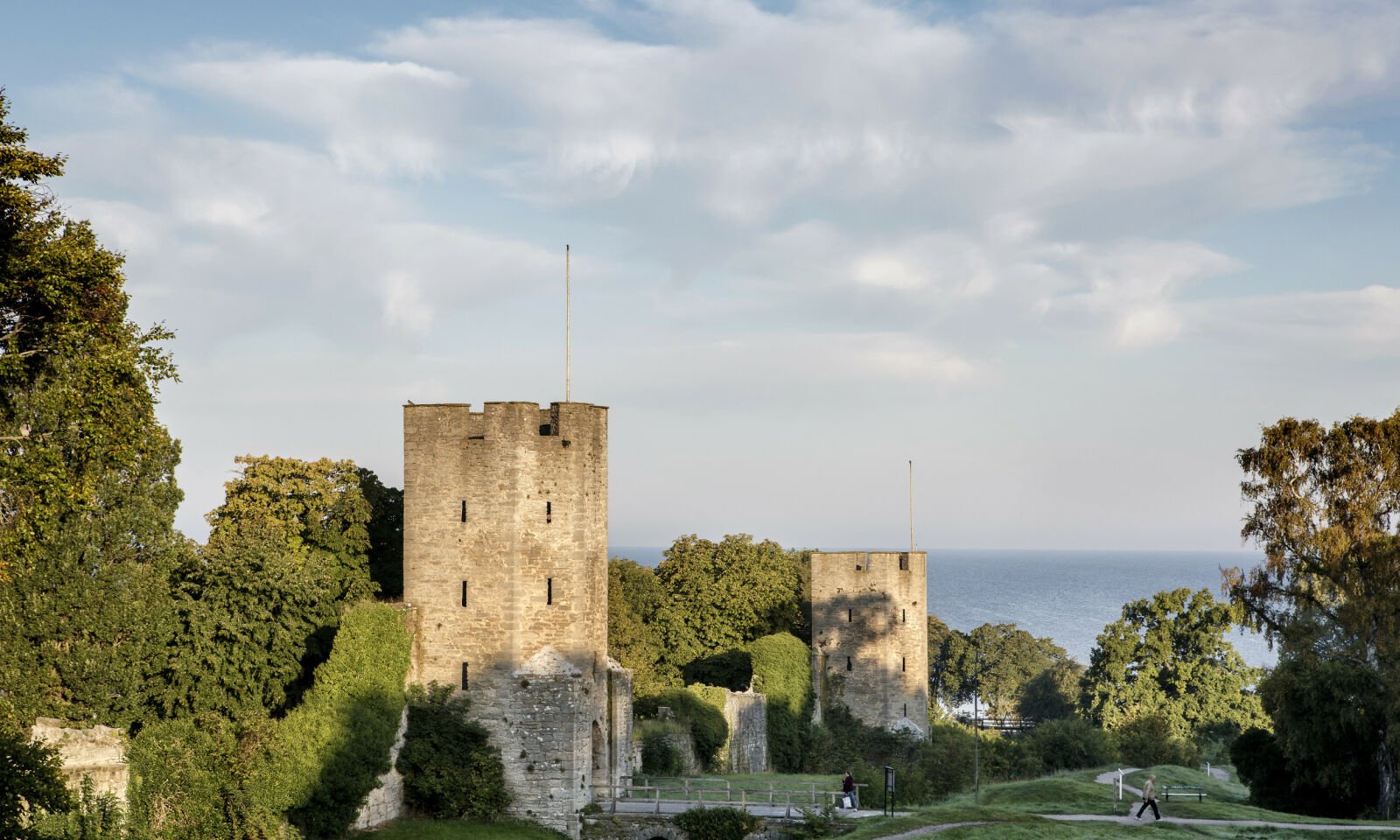 HISTORISK: Bymuren rundt Visby fra 1200-tallet er bedre bevart enn noen andre i hele Nord-Europa. Foto: Emilie Asplund HISTORISK: Bymuren rundt Visby fra 1200-tallet er bedre bevart enn noen andre i hele Nord-Europa. Foto: Emilie Asplund
